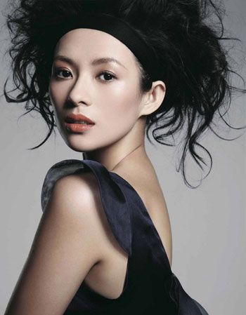 章子怡登封面大秀美背香肌