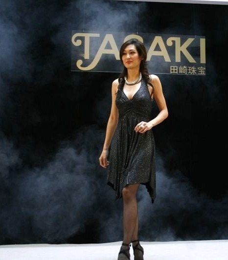 孟廣美為奢侈珠寶揭幕性感登場美艷動人(圖)