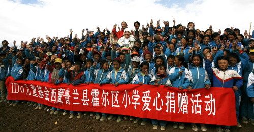李厚霖在霍爾區小學愛心捐贈