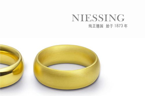 NIESSING的十幾種戒面處理讓每一對都個性洋溢