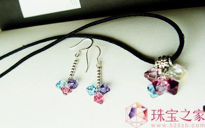 女生為自己準(zhǔn)備的繽紛水晶飾品