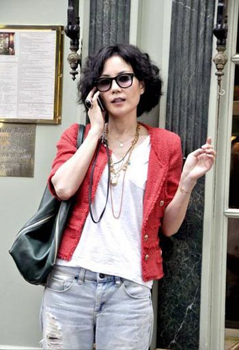王菲近期街拍合集 Chanel金色項鏈成百搭潮品