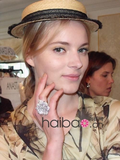 ɴAO(sh)Ӌ(j)(Anna Hu)cǼ(Jason Wu)׶ȿڼ~sݸ߼錚cr(sh)bAʢ磡