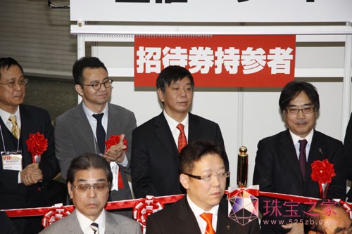 中金黃金董事長任劍與TTF總裁吳峰華參加?xùn)|京國際珠寶展開幕剪彩儀式