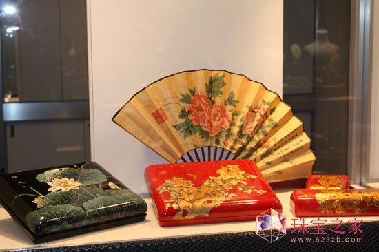 巴塞爾上冠創的荷花池塘圖案等作品