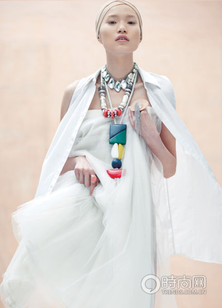 白紗蓬裙 Jefen by Frankie，無袖簡潔廓形長襯衫 Givenchy，水晶吊墜項鏈 Martine Wester，幾何造型項鏈、彩色幾何造型裝飾項鏈、彩色寶石戒指 H&M，流蘇裝飾戒指 Ports1961