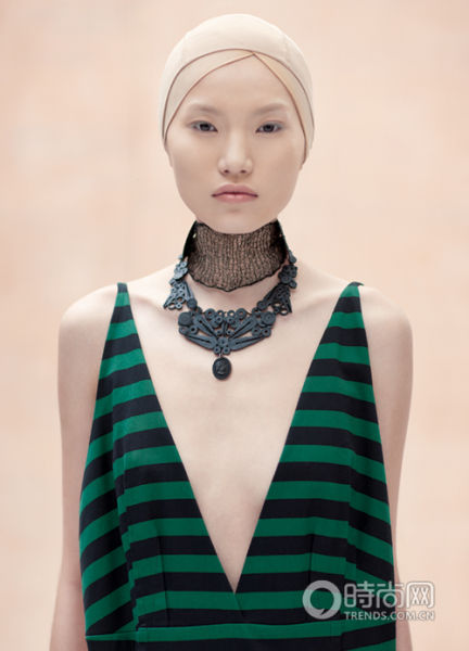 條紋圖案深V領連身裙 Prada，自然元素金屬項鏈 Bottega Veneta，設計風格金屬面罩 Lina Ma