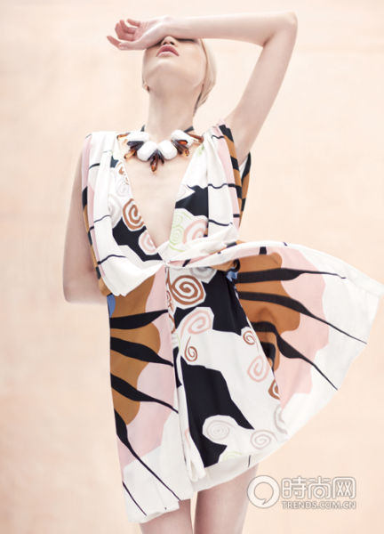 自然元素印花連身裙 Diane von Furstenberg，幾何造型現代感項鏈 Marni