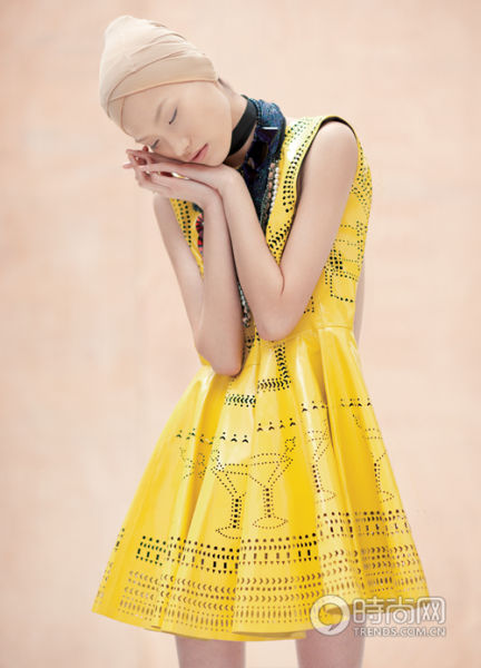 鏤空圖案漆皮連身裙 Holly Fulton，藍色珠瀑項鏈、幾何造型裝飾項鏈 Giorgio Armani，花朵裝飾珍珠項鏈 Marisfrolg