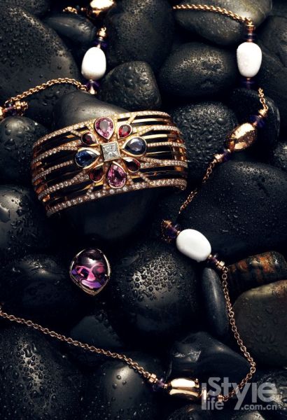 從上到下：彩寶項鏈/Bvlgari 彩寶手鐲/Chanel 紫水晶戒指/Bvlgari