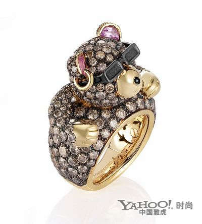 1. 小熊造型戒指：黃金戒指鑲嵌305顆棕色鉆石重9.97克拉，2顆粉色藍(lán)寶石重達(dá)0.39克拉