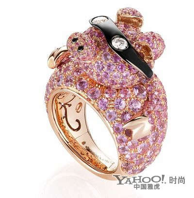 3. 小豬造型戒指：玫瑰金和鍍黑的黃金， 鑲嵌2顆白色鉆石共0.22克拉， 367顆粉色藍(lán)寶石共10.95克拉