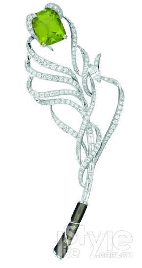 Van Cleef&Arpels ★★★★ 羽毛造型靈動而綠寶石給佩戴者帶來好運