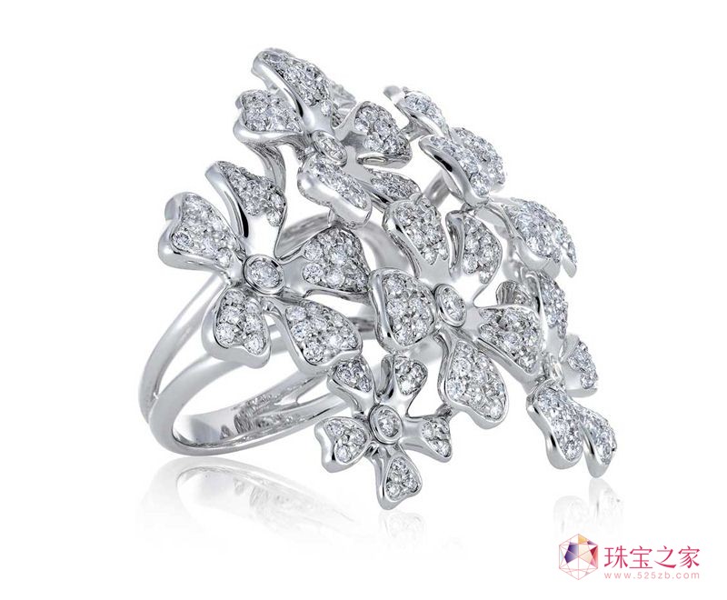 DE BEERS（戴比爾斯）與圣誕雪花媲美的鉆飾