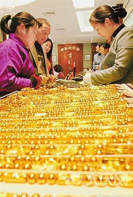 東北網(wǎng)1月13日訊 隨著龍年新春的臨近，購買黃金的市民明顯多了起來。11日，記者走訪大慶多家黃金賣場發(fā)現(xiàn)，黃金飾品和金條每克均漲了十多元，但市民選購黃金的熱情并沒有因此降低。