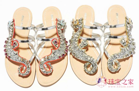 Miu Miu海洋之星水晶涼鞋系列：海馬爬上腳