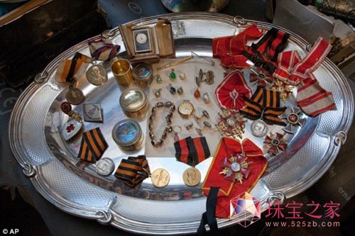 俄古宅發現千余件貴重珠寶銀器 尚未估價