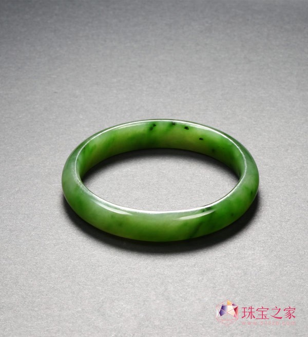 將于4月28日在北京西單天安天地珠寶城舉辦的“玲瓏美玉——當(dāng)代玉雕精品無(wú)底價(jià)拍賣會(huì)”上,北京博觀拍賣遴選了和田玉手鐲十余只,色彩豐富,款式多樣,且均以無(wú)底價(jià)形式拍賣。