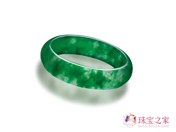 天成國際2012年【珠寶及翡翠】春季拍賣會預(yù)展 本季呈獻的一只翡翠手鐲,質(zhì)地細密均勻、色水盈潤、擁有極美的翠綠色調(diào)(估價:4,500,000-6,800,000港元)。