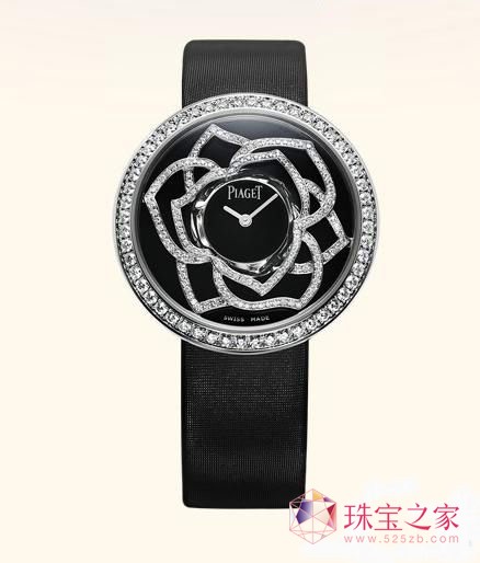 PIAGET ROSE系列珠寶包括戒環、耳環、項鏈等一應俱全，作品包括不到十萬元即可擁有的巧致玫瑰戒環，亦有全球限量一只的微縮琺瑯彩繪玫瑰腕表、千萬元的頂級珠寶與鉆石神秘表等，網羅具時尚感的配件設計，適宜派對及各種場合的日常珠寶，以及最具伯爵代表性的華美藝術作品，玫瑰的千姿百態一覽無遺。