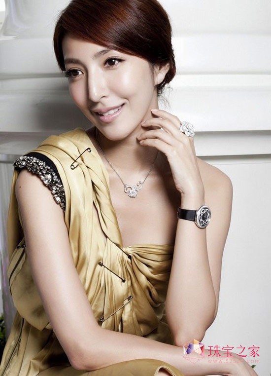 為慶祝Yves Piaget Rose三十周年，伯爵打造全新PIAGET ROSE系列珠寶，發表會邀請楊謹華出任嘉賓，以美麗自信的銀幕形象演繹 PIAGET ROSE系列珠寶特質——成熟、自信、努力實現自我的新時代女性。