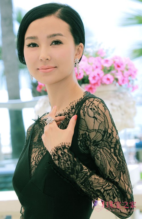 姚星彤驚艷戛納 溫婉氣質塑造東方新美 姚星彤選擇的GMOND吉盟珠寶專為明星定制的“紅毯系列”的一套“皇家桂冠”鉆飾，低調精致，貴氣襲人，中和了Elie Saab黑色禮服沉悶感覺，讓她顯得性感神秘。該系列的另外一套“承諾”鉆石耳墜也讓她盡顯優雅性感。