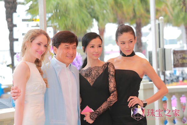 姚星彤選擇的GMOND吉盟珠寶專為明星定制的“紅毯系列”的一套“皇家桂冠”鉆飾，低調精致，貴氣襲人，中和了Elie Saab黑色禮服沉悶感覺，讓她顯得性感神秘。該系列的另外一套“承諾”鉆石耳墜也讓她盡顯優雅性感。
