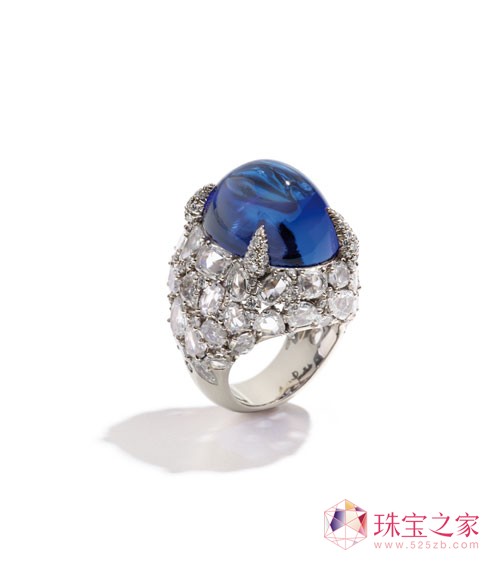 POM POM系列戒指18ct天然白金鑲嵌32.23ct橢圓弧面坦桑石戒面、周鑲48顆總計8.94ct平滑玫瑰琢型白鉆和92顆總計0.73ct明亮琢型白鉆