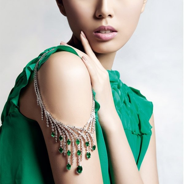 Jewelry Woman 美人佩戴奢華珠寶
