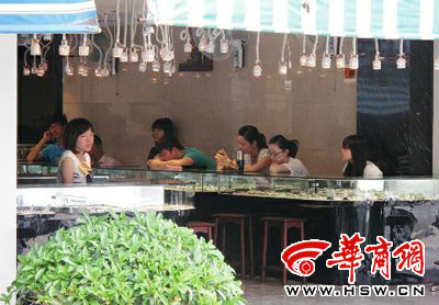 陽美玉石市場，商家等待顧客