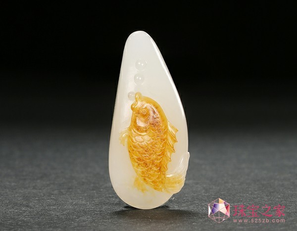和田玉籽料魚躍掛件,作者吳灶發。