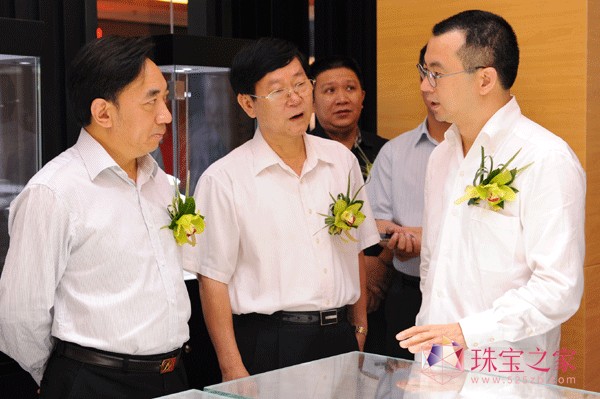 市政府領(lǐng)導(dǎo)參觀吳峰華設(shè)計(jì)機(jī)構(gòu)金麗SHOW ROOM
