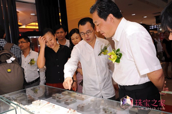 市政府領(lǐng)導(dǎo)參觀吳峰華設(shè)計(jì)機(jī)構(gòu)金麗SHOW ROOM