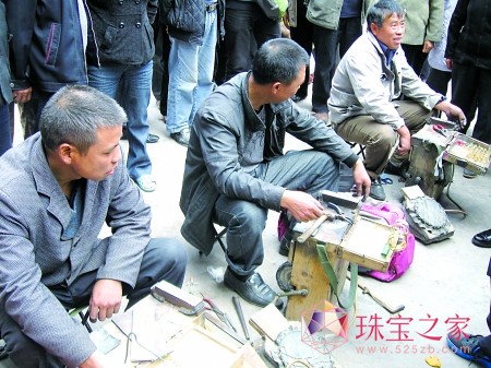 3名男子在街頭融化硬幣打造首飾 通訊員 周宇 記者 吳珊 攝