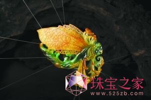 中國當(dāng)代翡翠藝術(shù)大師王俊懿耗以環(huán)保為主題的翡翠藝術(shù)品《冰蝴蝶》