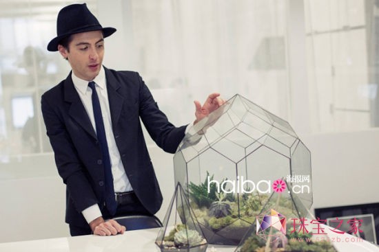 珠寶設計師伊迪·波哥 (Eddie Borgo) 在自己的工作室內