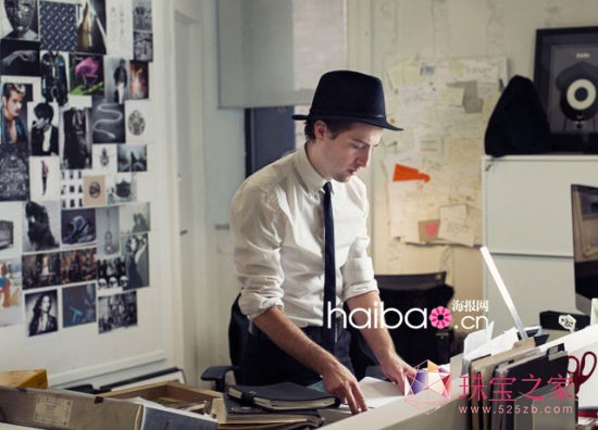 珠寶設計師伊迪·波哥 (Eddie Borgo) 在自己的工作室內