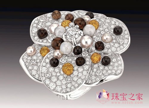 香奈兒全新的頂級珠寶Jardin de Camélias重釋經典山茶花