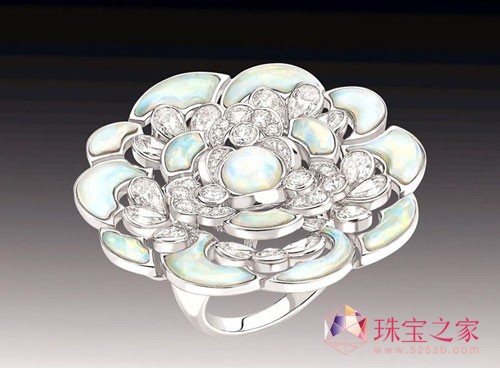 香奈兒全新的頂級珠寶Jardin de Camélias重釋經典山茶花