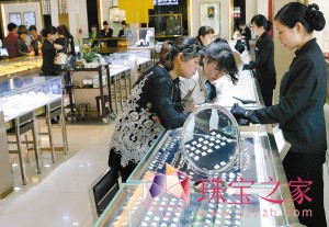 市民在選購金飾 （資料圖片） 記者 侯智 攝