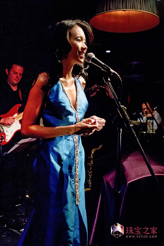 莫文蔚佩戴DE BEERS戴比爾斯鉆石珠寶，登上英國倫敦爵士樂圣殿RONNIE SCOTT’S舞臺