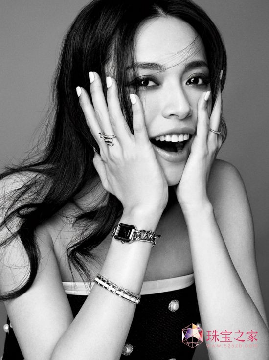 周迅和姚晨同為Chanel Première腕表拍攝宣傳照Première腕表1987年推出,是香奈兒的第一款腕表。 其獨特的八角形表盤, 藍寶石水晶鏡面,設計靈感來自于N°5香水的經典瓶 蓋與巴黎芳登廣場的形狀。