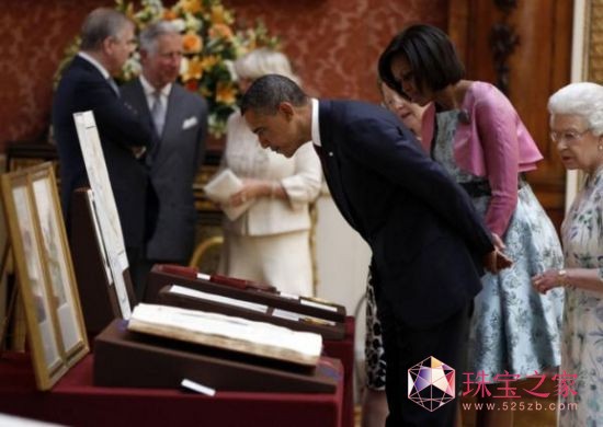 女王伊莉莎白帶領(lǐng)奧巴馬參觀了英國(guó)白金漢宮的王室收藏英國(guó)王室500年珍品收藏驚人 光珠寶就價(jià)值數(shù)十億