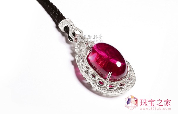 La Fougue 18K金鑲素面紅碧璽吊墜 成交價529000元2013北京博觀春拍：玉雕市場理性，名家作品受追捧