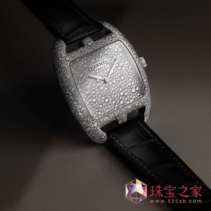 配用弧度優(yōu)雅的酒桶形玫瑰經(jīng)表殼