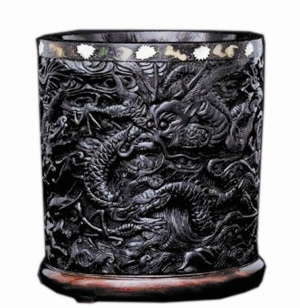2012年中國嘉德春季拍賣會上 “明 周制 魚龍海獸紫檀筆筒”以5520萬元成交，刷新了木質筆筒的拍賣成交紀錄。