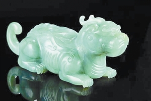2012年北京保利秋季拍賣會上清乾隆御制翡翠雕辟邪水丞以4945萬元成交。