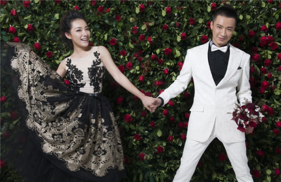 劉璇曝光婚紗照 五環(huán)皇冠婚戒堪比變形金剛