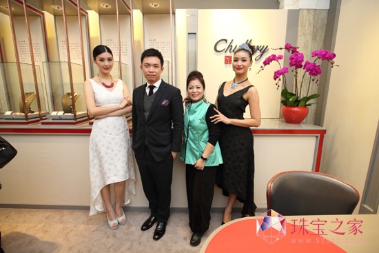 左二外灘十八號執行董事陳廷先生， 右二林芳朱女士