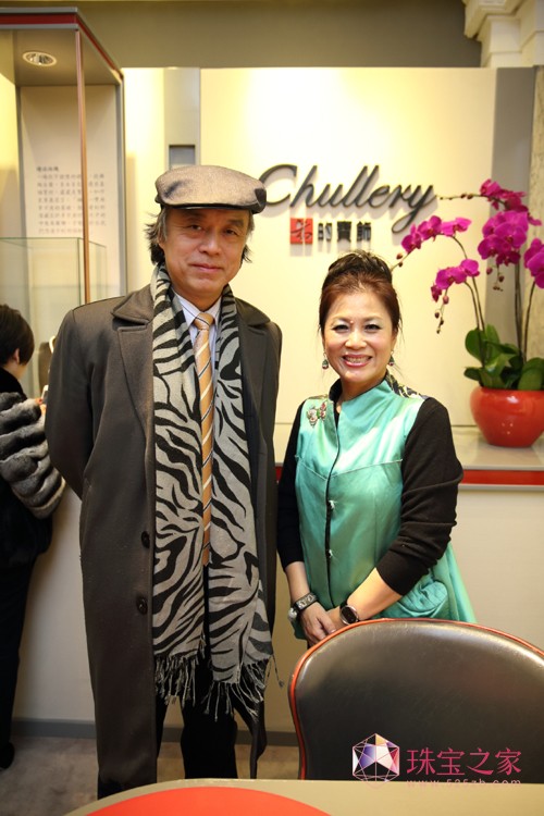 左上海工藝美術協會秘書長 朱建中先生